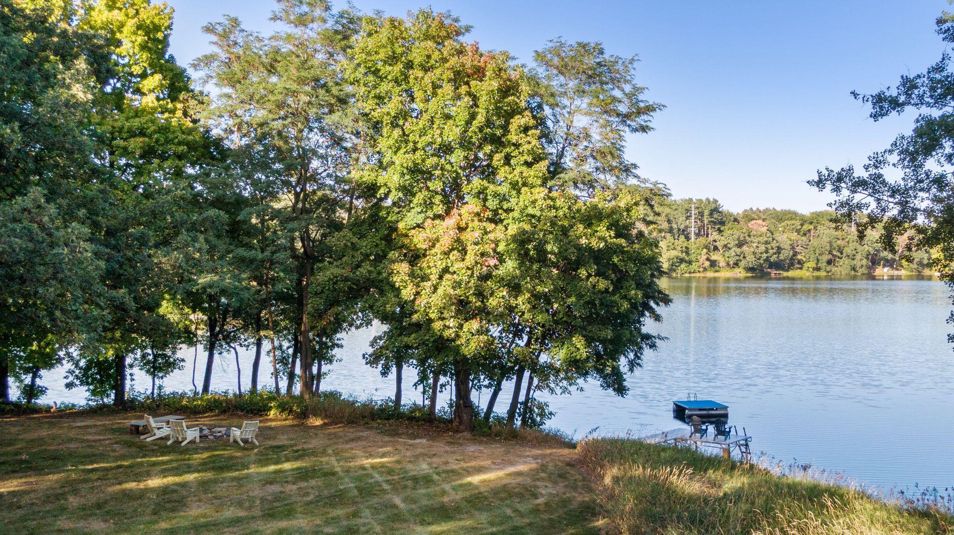 Beautiful Level Lake Shore Frontage!