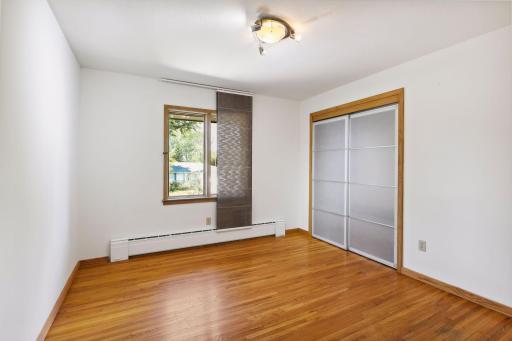 Discover comfort and organization with a wardrobe installed in the closet.