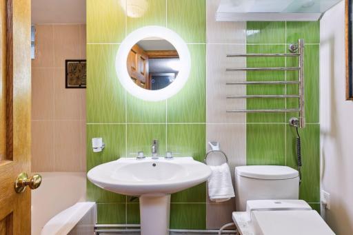 Lower level en-suite bathroom with jetted tub.