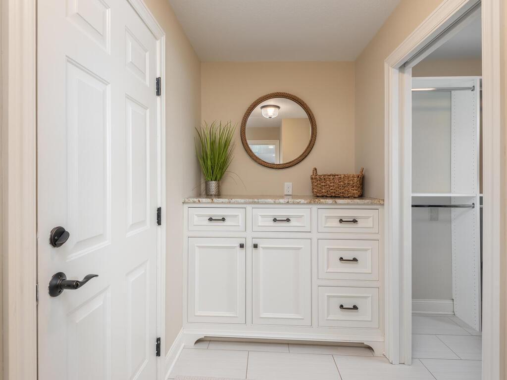 Amazing mudroom w/WI closet