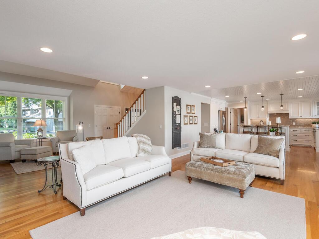 Open plan - entertain w/ease
