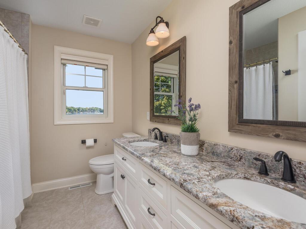 Spacious upper bath