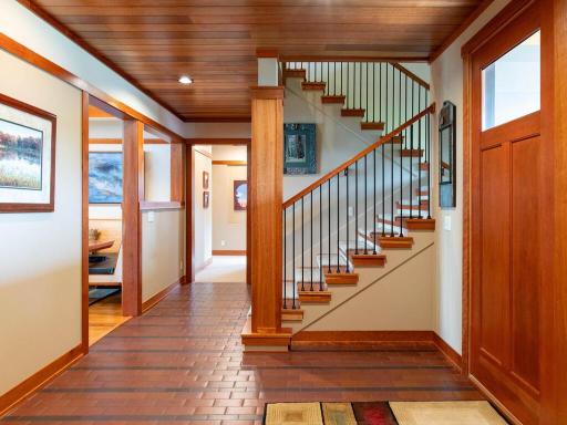 515 Lakeside Drive S, Bayport, MN 55003
