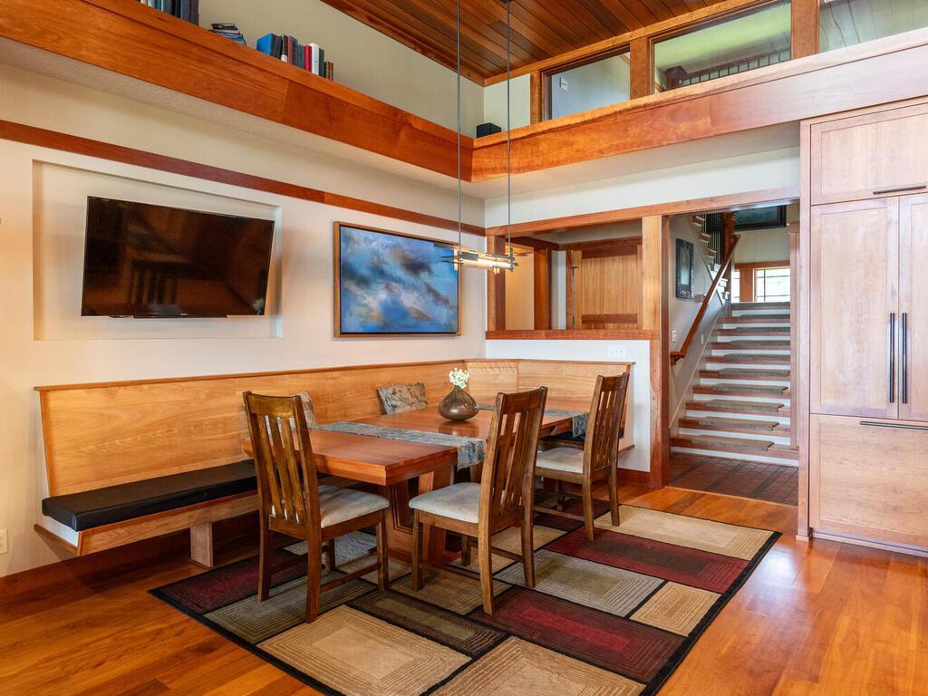 Spacious Built-in Dining Seating