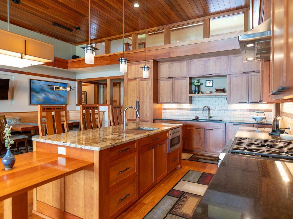 Plenty of Kitchen Workspaces