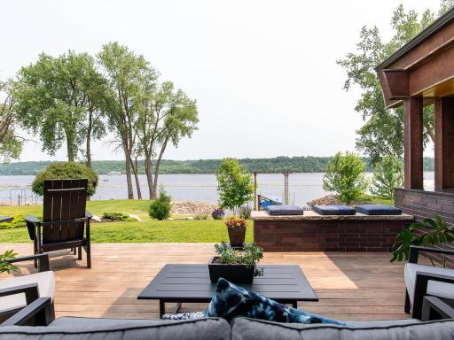 515 Lakeside Drive S, Bayport, MN 55003