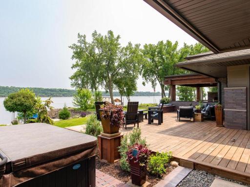 515 Lakeside Drive S, Bayport, MN 55003