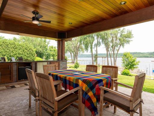 515 Lakeside Drive S, Bayport, MN 55003
