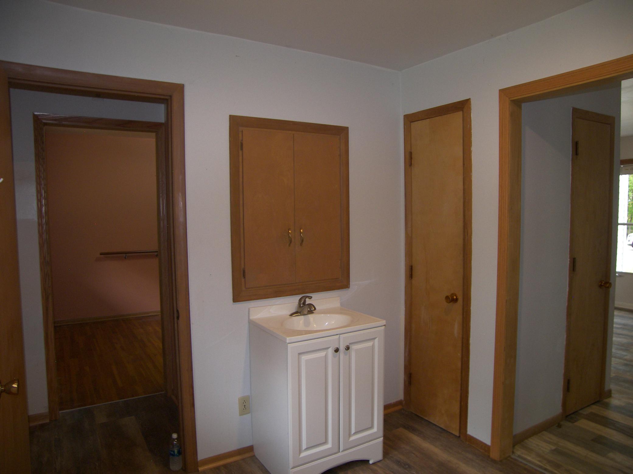 Versatile 4th bdrm/laundry