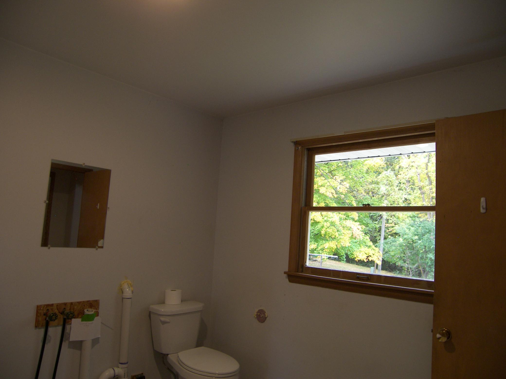4th bedrm/laundry 1/2 bath