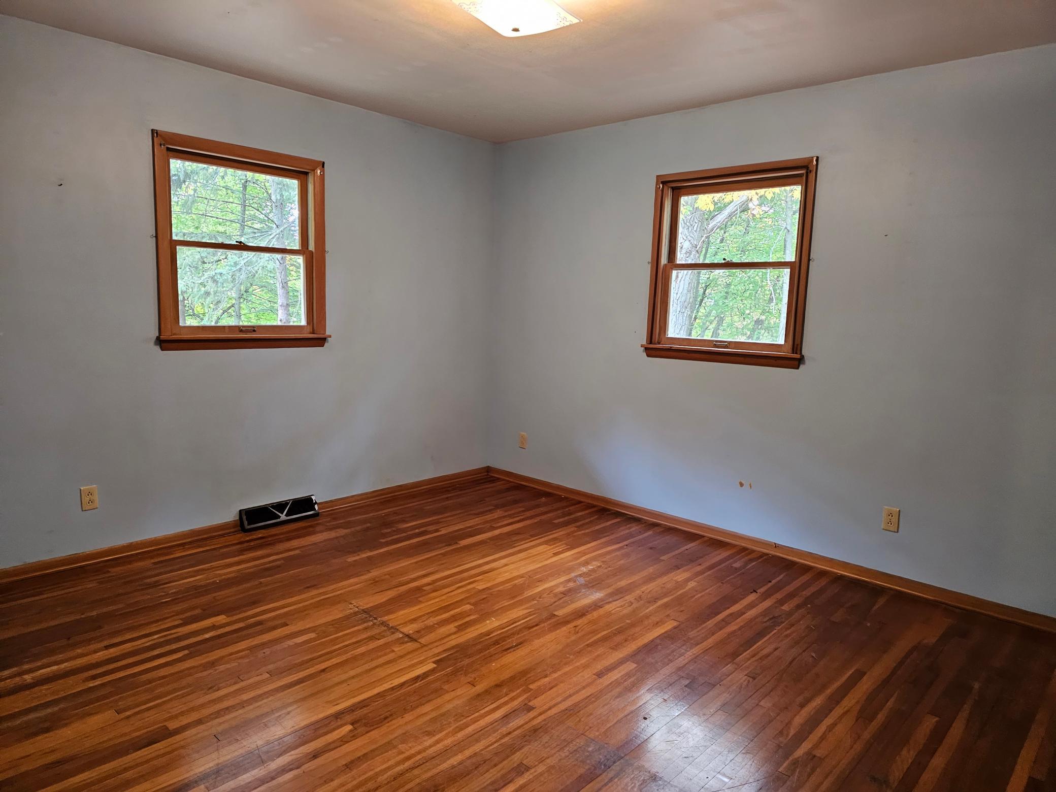 Primary Bedroom w/hdwd floors