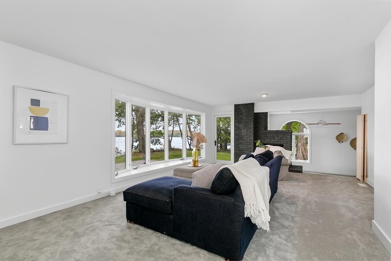 Second family room overlooking lake