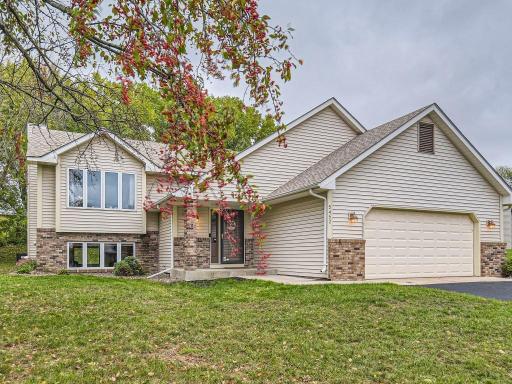 5452 Golfview Avenue N, Oakdale, MN 55128