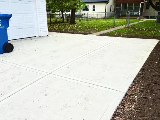 Space between Gar & Fence