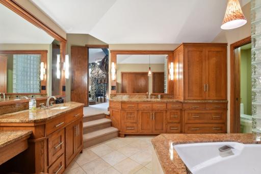200 Black Oaks Lane, Plymouth, MN 55391