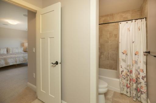48-web-or-mls-64-Bathroom.jpg