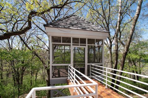 Tree house screened porch with electricity & a ceiling fan