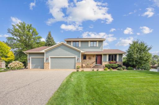Fantastic 4 bed, 4 bath, 3 car garage home in Plymouth!