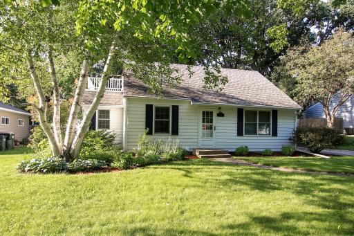 4 bed 2 bath home in SW Hutchinson, home features oak floors, oak cabinets, S.S. refrigerator and stove, main floor master with a walk-in closet and a full master bath. Dining room has 2 patio doors out to a spacious fenced backyard with a deck.