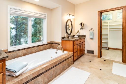 8521 Tigua Lane, Chanhassen, MN 55317