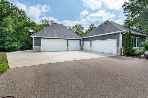 6 Car Garage/2nd garage can be flex space