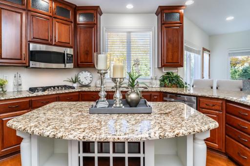 8521 Tigua Lane, Chanhassen, MN 55317