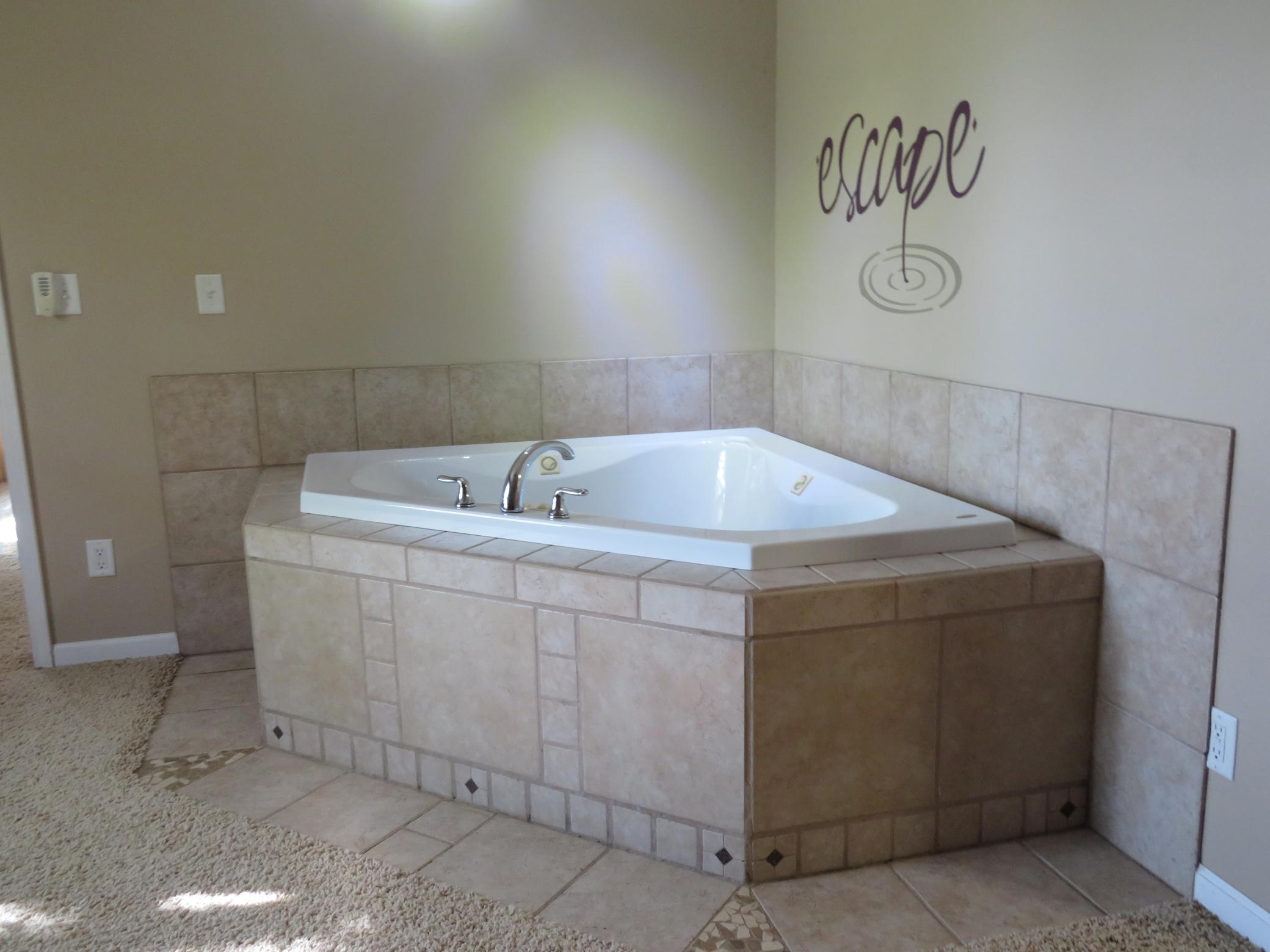 Jacuzzi Tub.JPG