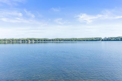 Piersons Lake is approximately 267 sq acres (1.1 sq km) in size with 4 miles (6.4 km) of shoreline.
