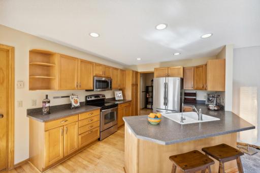 Open Floor Eat In Kitchen w/Stainless Steal Appliances!