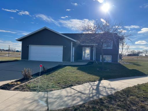318 Warsaw Circle, Marshall, MN 56258