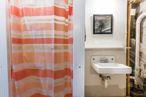 BASEMENT 1/4 BATH - no stool