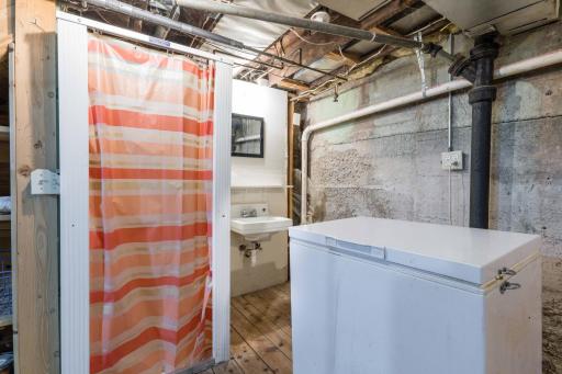 BASEMENT 1/4 Bath - No stool