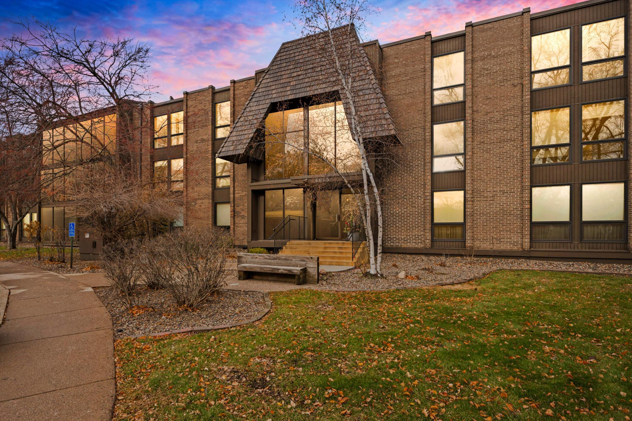 Spacious 2 bedroom, 2 bathroom + den - second floor condo in Edina West. Complete with in-unit washer/dryer, TWO underground, heated, parking spaces and TONS of amenities!