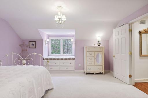 2nd upper level bedroom with reading nook