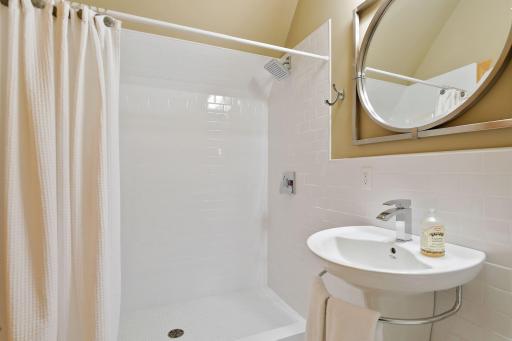The bonus room shower. Cute as a bug's ear.