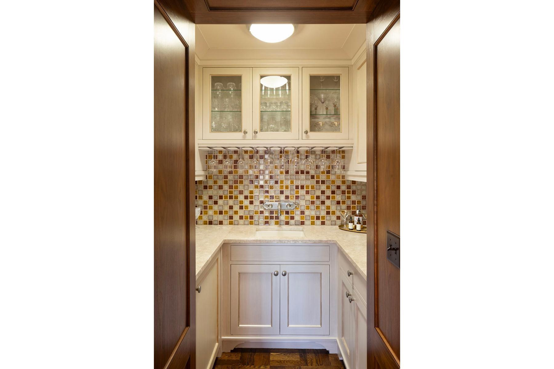 2764 W Lake of the Isles - wet bar