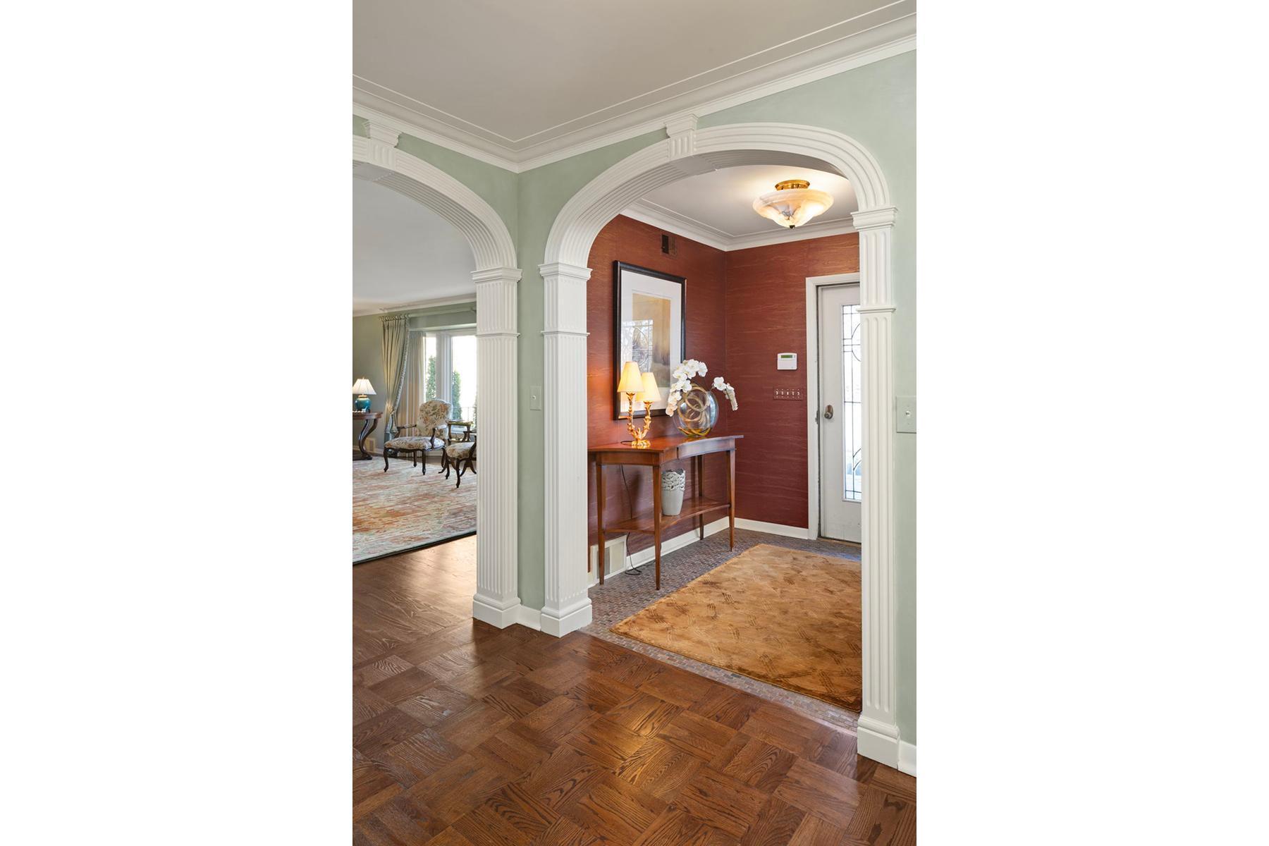 2764 W Lake of the Isles -gracious foyer