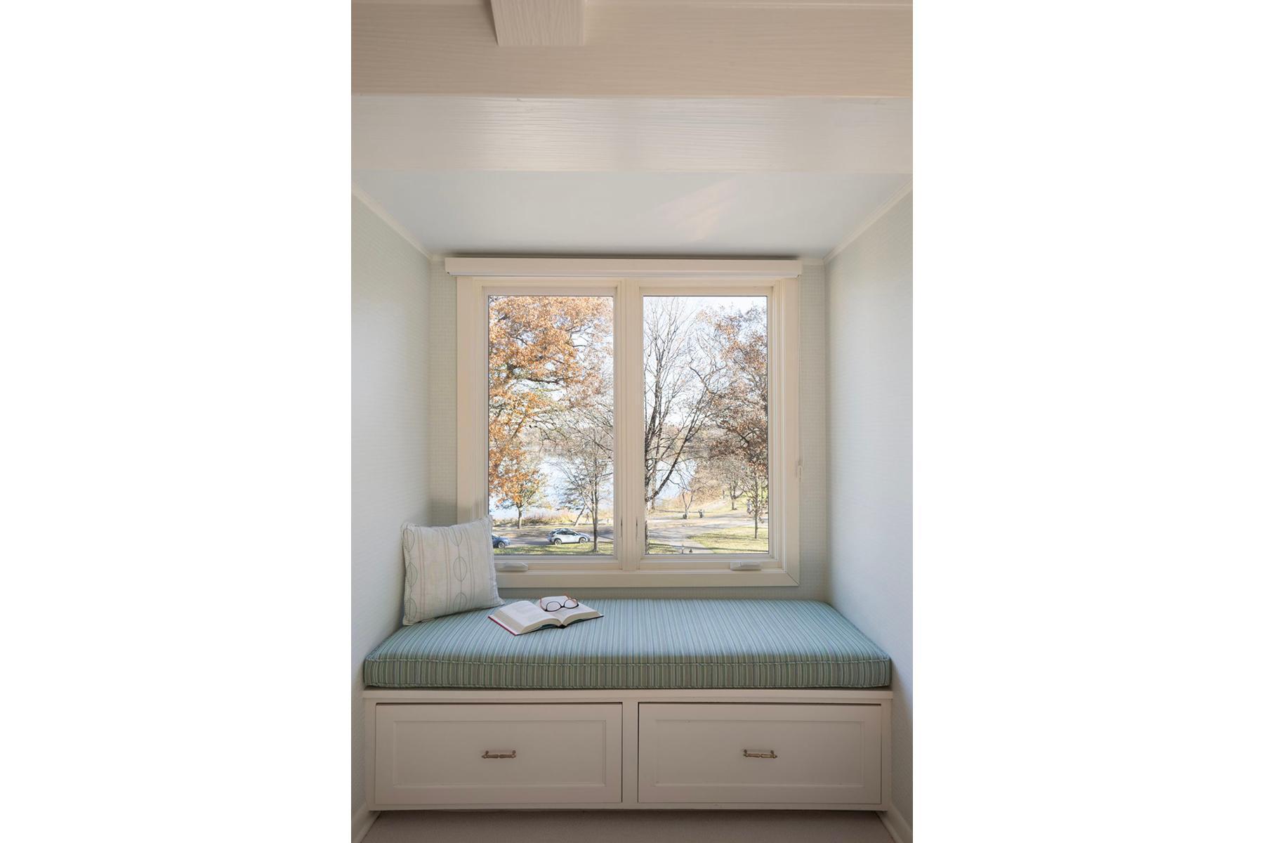 2764 W Lake of the Isles - 3rd bedroom with window seat to Lake views