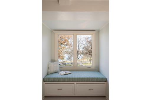 2764 W Lake of the Isles - 3rd bedroom with window seat to Lake views
