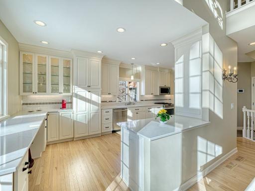 Fully renovated custom kitchen with high-end finishes!
