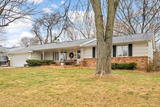 A flowing and spacious rambler on Monardo Lane, a fabulous Lake Edina location on a quiet, non-thoroughfare road. There are numerous quality updates in this spacious and beautiful home, including a new roof in 2021.