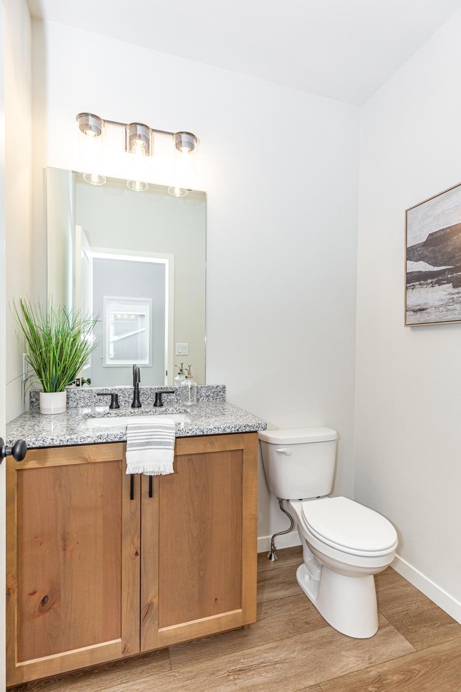 Main floor 1/2 bath