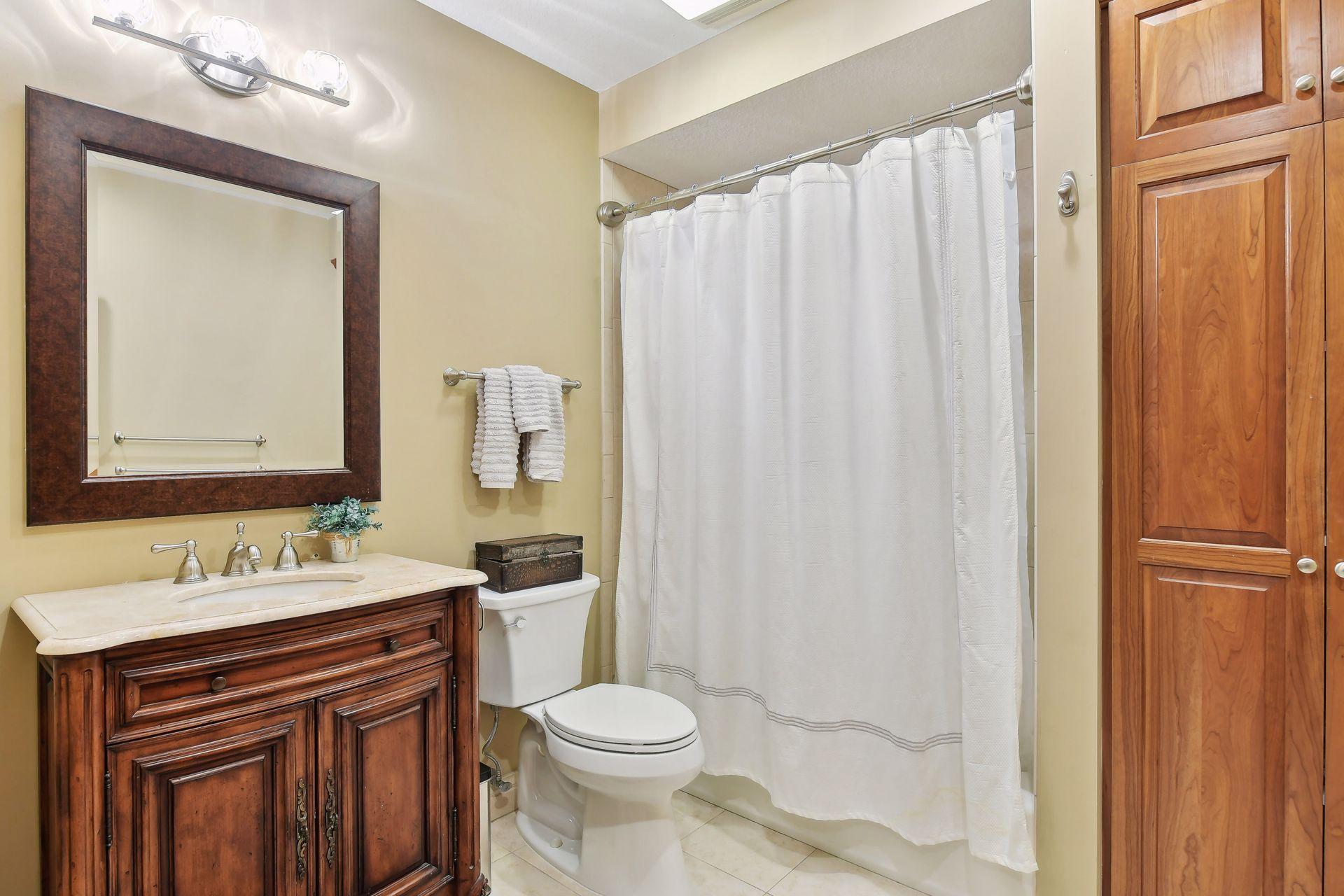 Upper level full bath