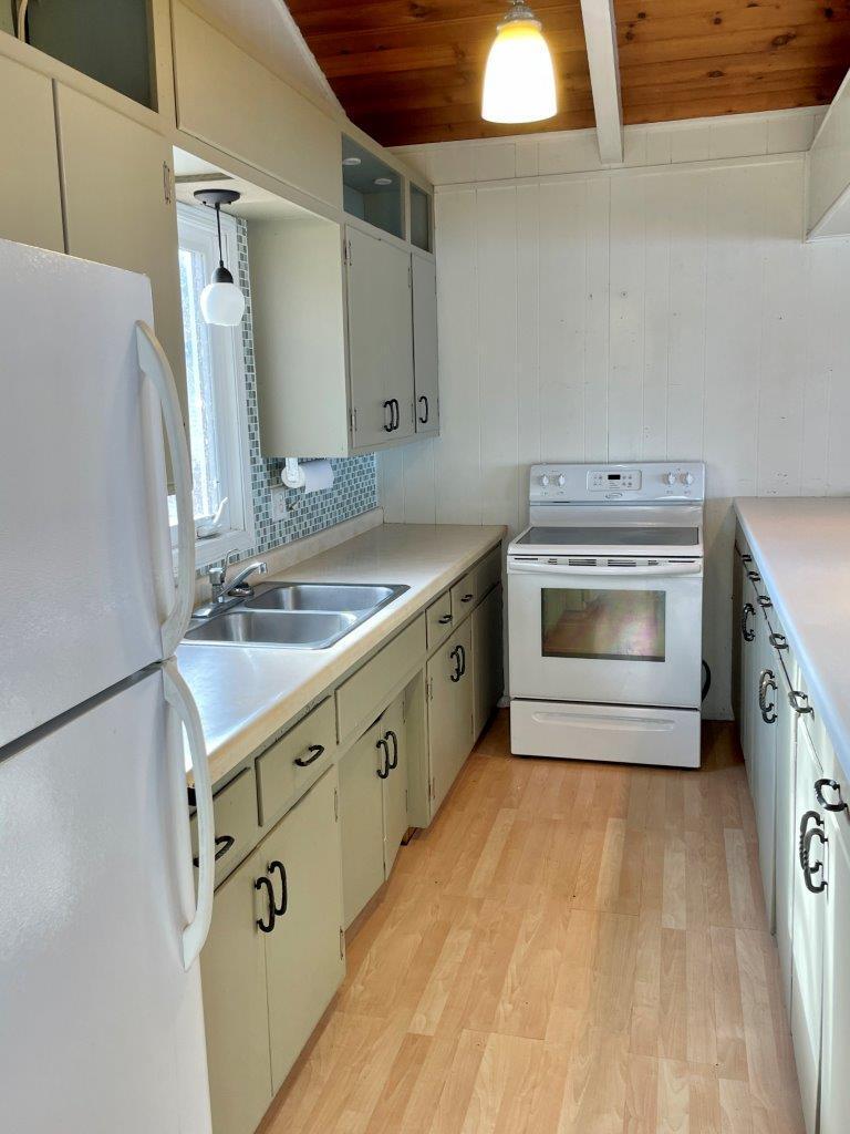 7-Kitchen with eating bar (1).jpg
