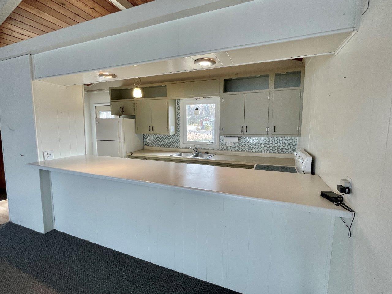 7-Kitchen with eating bar (2).jpg