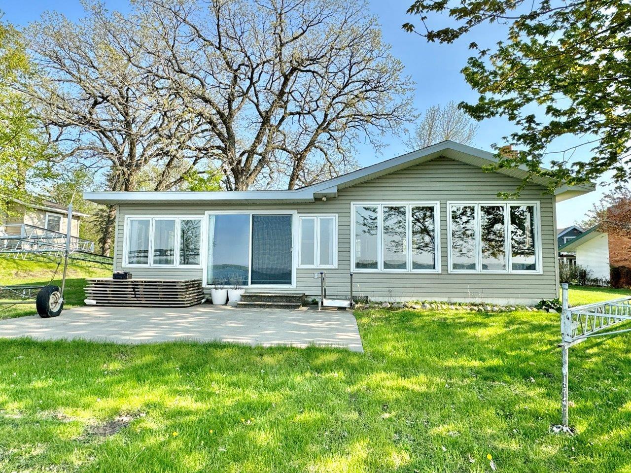 3-Lots of windows toward the lake.jpg
