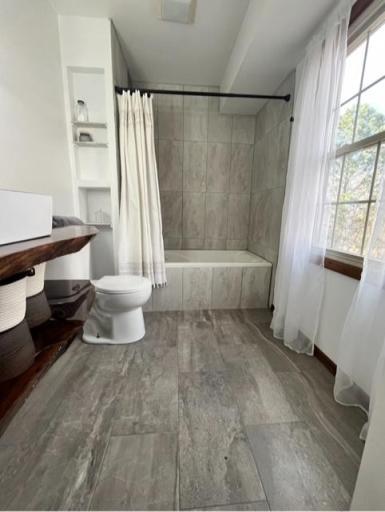 IMG_9096.jpg primary bath