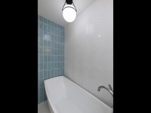Walk in Shower room with free standing tub!!