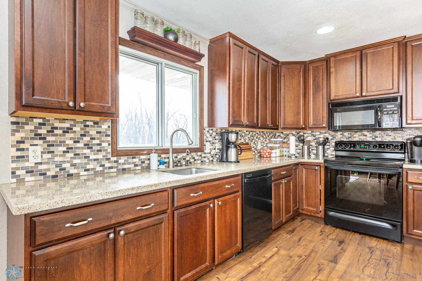 Kitchen Granite Counter Tops and Backsplash