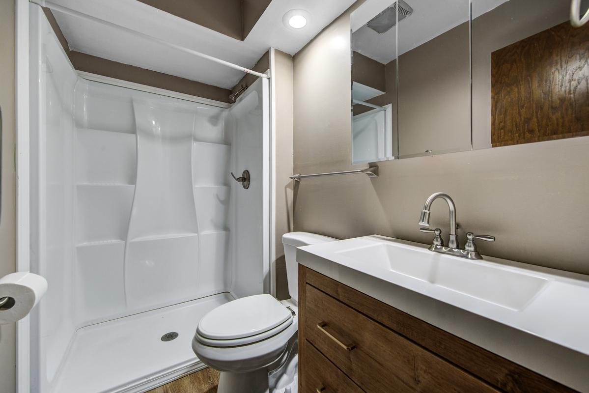 29 Main bathroom.jpg